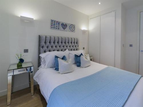 Exclusive Tower Bridge Apartment - image 4