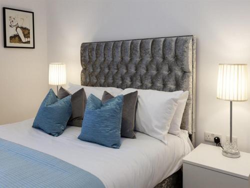 Exclusive Tower Bridge Apartment - image 13