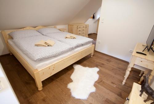 1 king bed, 1 sofa bed
