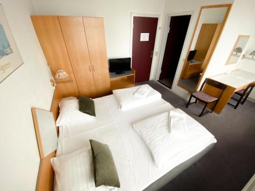 2 twin beds, 1 futon bed