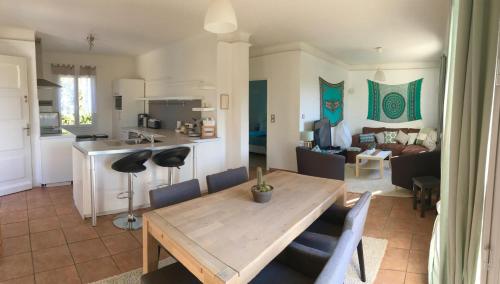 Facilities, Bed,Kitchen and Swimming Pool Villa Esterel in Saint-Raphael