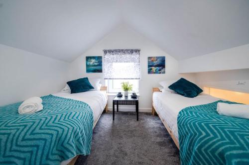 Air Host and Clean - Apartment 2 Broadhurst Court sleeps 6 minutes from town centre - main image