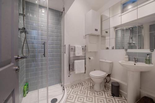 Air Host and Clean - Apartment 2 Broadhurst Court sleeps 6 minutes from town centre - image 13