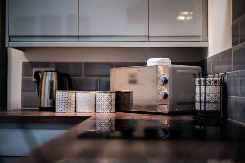 Air Host and Clean - Apartment 2 Broadhurst Court sleeps 6 minutes from town centre - image 10