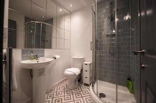 Air Host and Clean - Apartment 5 Broadhurst Court sleeps 6 minutes from town centre - image 7
