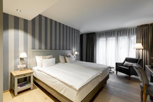 2 twin beds, 1 sofa bed