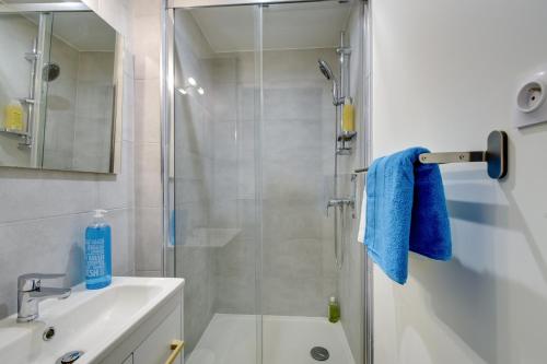 Bathroom, Chic and spacious apart with parking near Pontoise Airport