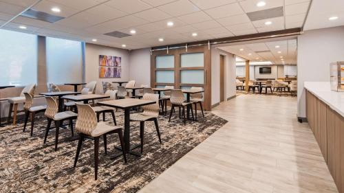 SureStay Plus Hotel by Best Western Chicago Lombard