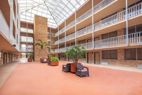 Ramada by Wyndham Tampa Airport Westshore - image 2
