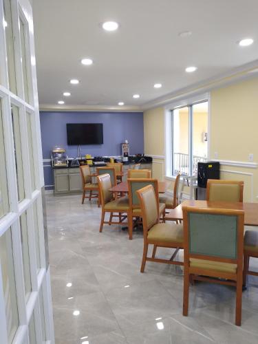 Days Inn by Wyndham Kingsland GA - image 6