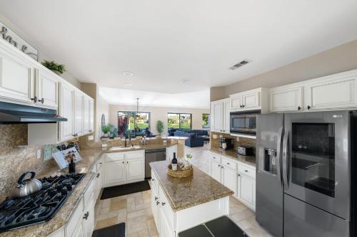 DESERT OASIS 5 STAR PRIVATE POOL-SPA-BBQ and MORE