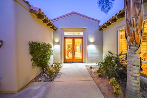 RARE FIND-TOP 5 STAR PROPERTY-POOL-FIREPIT and MORE