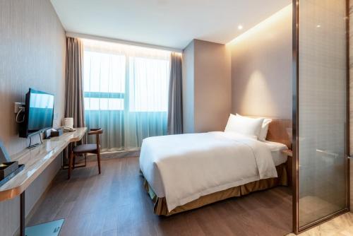 Auto City Ruili Hotel