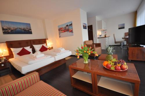 1 queen bed, 1 sofa bed