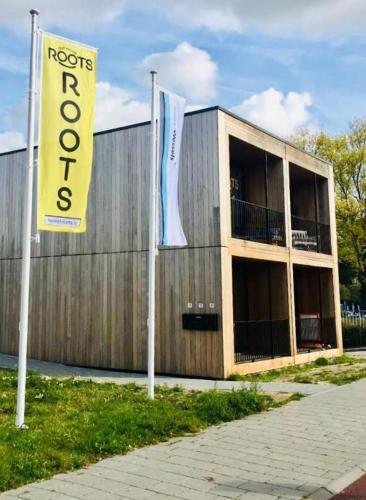 B&B Tilburg - ROOTS Tiny House - Bed and Breakfast Tilburg