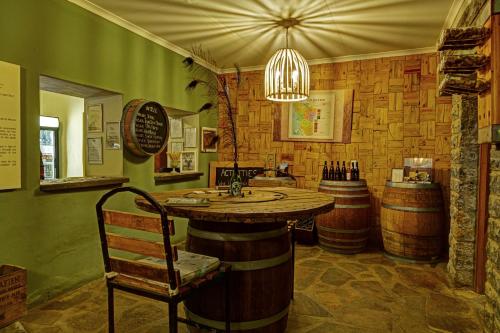 Bar/ Salón, Neuras Wine and Wildlife Estate in Naukluft Mountains