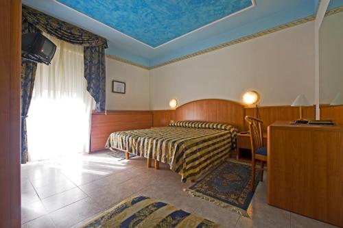 1 queen bed, 2 twin beds