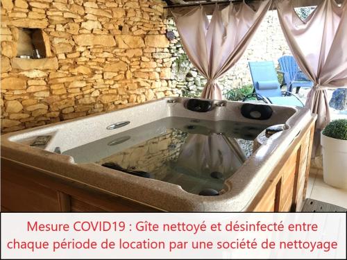 Le préau du carlat : gîte insolite et spa gîte à louer Ledrier