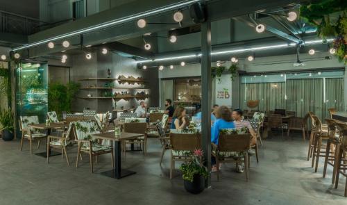 Palmyra Beach Hotel - image 11