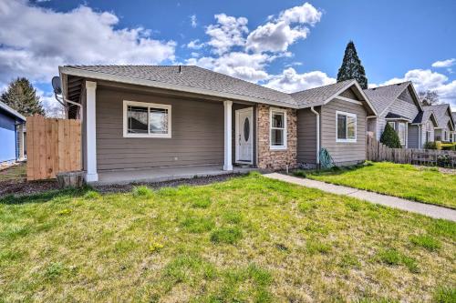 Grants Pass Home 1 Mi to Downtown and Rogue River!