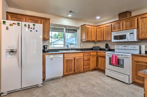 Grants Pass Home 1 Mi to Downtown and Rogue River!