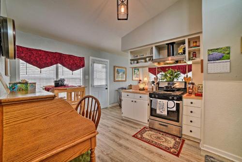 Coastal Escape with Yard - Walk 1 Mile to Texas AandM! - image 6