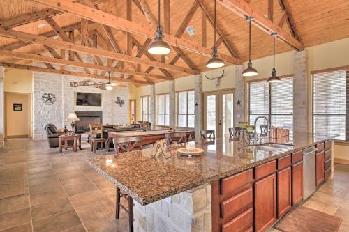 Luxe Lakeview Escape with Hot Tub 1mi to Canyon Lake - image 3