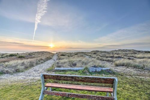 Sanderling Sea Cottages, Unit 2 Walk to Coast!