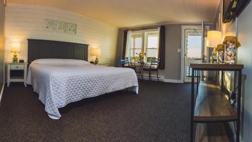 Bearskin Neck Motor Lodge