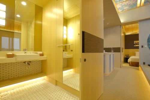 room detail thumbnail 2
