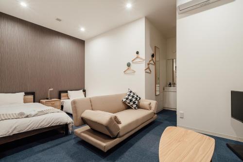 Standard Twin Room with Sofa image 9