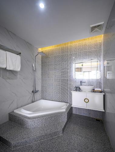 Grand Deluxe Double room with Sea View image 9