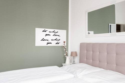 SC 05 by ROCKCHAIR Apartments l SUPERHOST Status l 2 Bedrooms Boxspringbeds Balcony Elevator - Cozy Family & Business Flair welcomes you!, Берлин