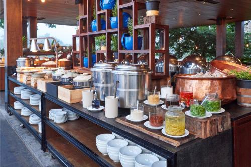 Essen und Erfrischungen, atta Lakeside Resort Suite in Khao Yai