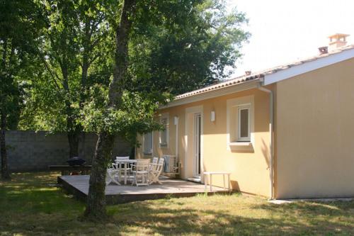 Nice and modernly furnished house in Le Porge gîte à louer Le Temple