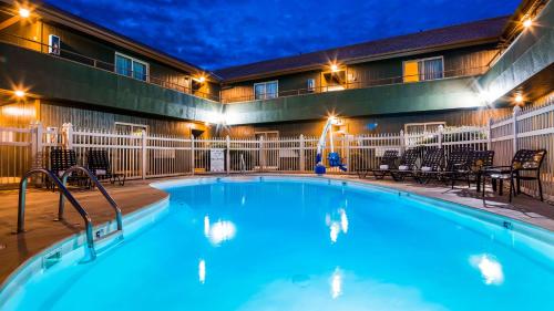 RiverTree Inn & Suites