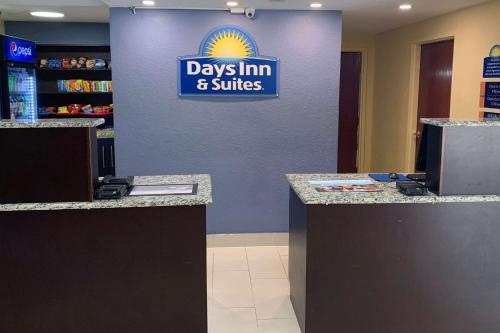 Days Inn & Suites by Wyndham Tampa/Raymond James Stadium