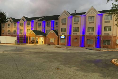 Facilities, Days Inn & Suites by Wyndham Tampa / Raymond James Stadium near George M. Steinbrenner Field