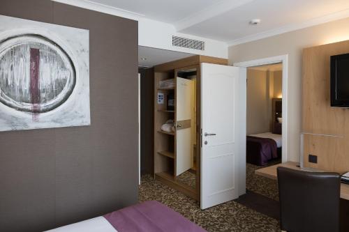 1 double bed, 2 twin beds