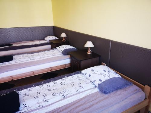 4 twin beds, 1 sofa bed