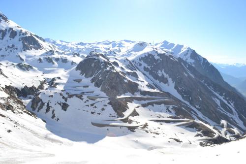 הסביבה הקרובה, Albergo San Gottardo in אירולו
