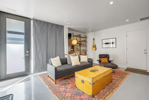 Amazingly Sleek RiNo Pad - Stunning Mountain Views - image 4