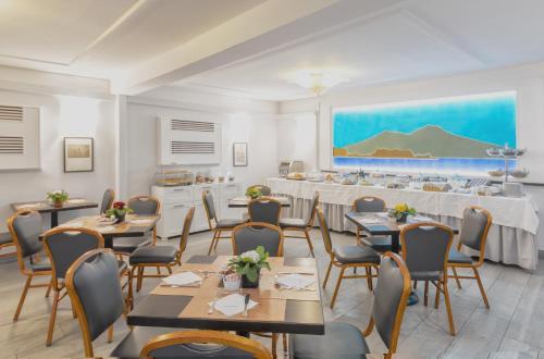 Essen und Erfrischungen, Palazzo Turchini in Molo Beverello