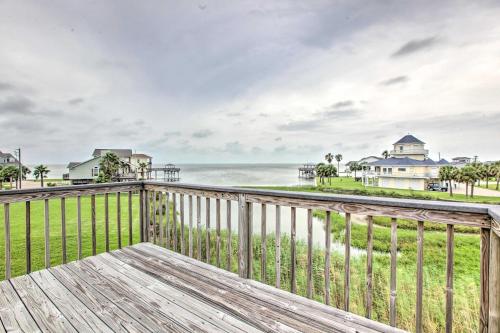 Waterfront Galveston Bay Retreat Less Than 1 Mi to Beach! in Galveston, USA