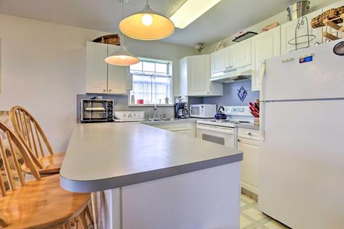 Bayfront Retreat with Pool Access Less Than 1 Mi to Beach! - image 8