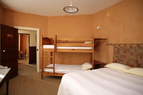 1 double bed, 1 twin bed