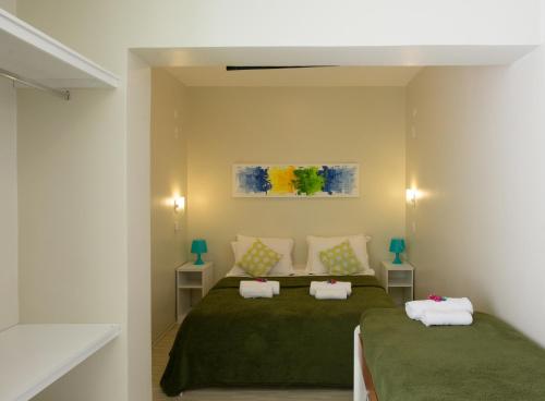 1 queen bed, 1 twin bed