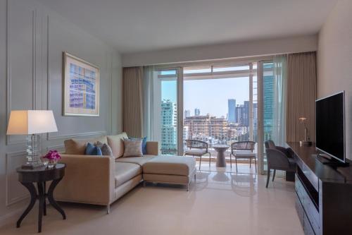 One-Bedroom Deluxe Suite King image 3