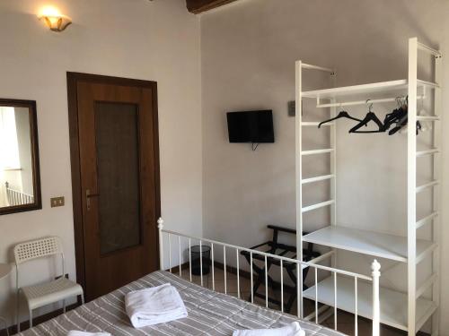 Double Room with Shared Bathroom image 10