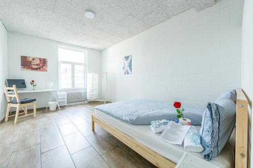 YELLOW INN - SIMPLE ROOMS -- OLMA Messen & Autobahn 1 Min, HSG 6 Min, Spital 7min, günstige Parkplätze